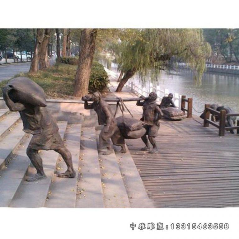 搬重物的工人铜雕 (2)