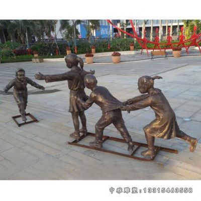 广场老鹰捉小鸡铜雕