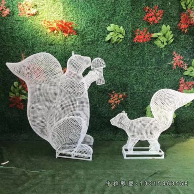 不锈钢镂空松鼠雕塑